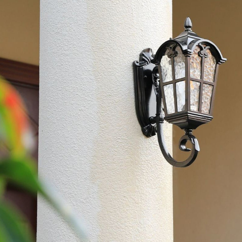 Traditionelle europäische quadratische Spitze Aluminium bedrucktes Glas 1-Licht Außenwandleuchte für Garten | Brehn