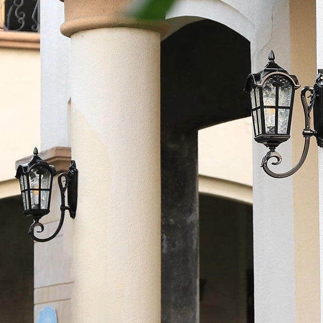 Traditionelle europäische quadratische Spitze Aluminium bedrucktes Glas 1-Licht Außenwandleuchte für Garten | Brehn