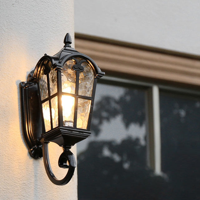 Traditionelle europäische quadratische Spitze Aluminium bedrucktes Glas 1-Licht Außenwandleuchte für Garten | Brehn