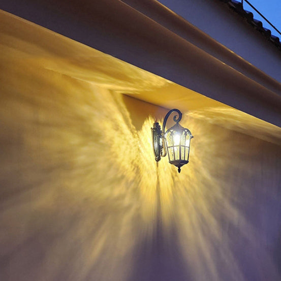 Traditionelle europäische quadratische Spitze Aluminium bedrucktes Glas 1-Licht Außenwandleuchte für Garten | Brehn