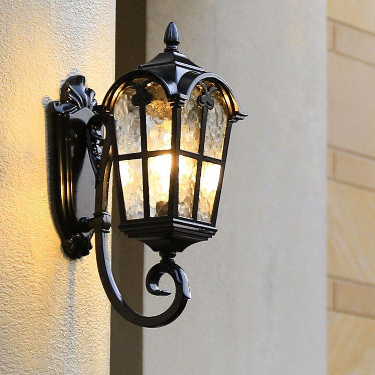 Traditionelle europäische quadratische Spitze Aluminium bedrucktes Glas 1-Licht Außenwandleuchte für Garten | Brehn