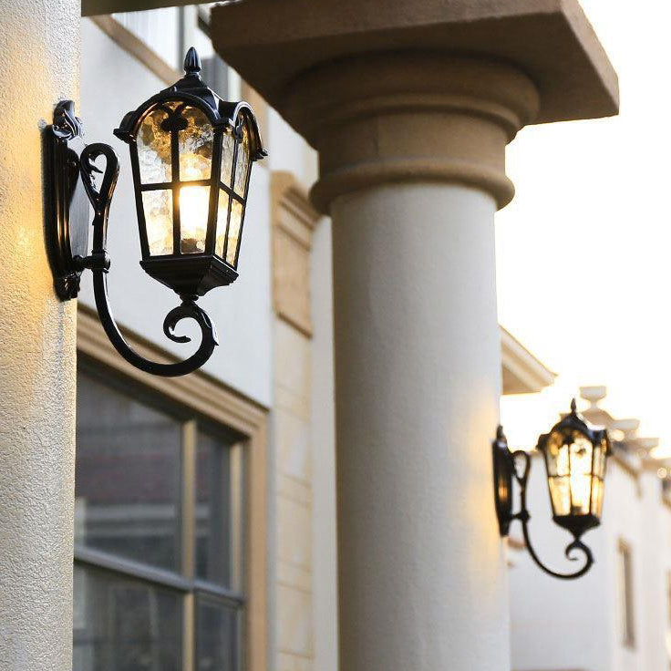Traditionelle europäische quadratische Spitze Aluminium bedrucktes Glas 1-Licht Außenwandleuchte für Garten | Brehn