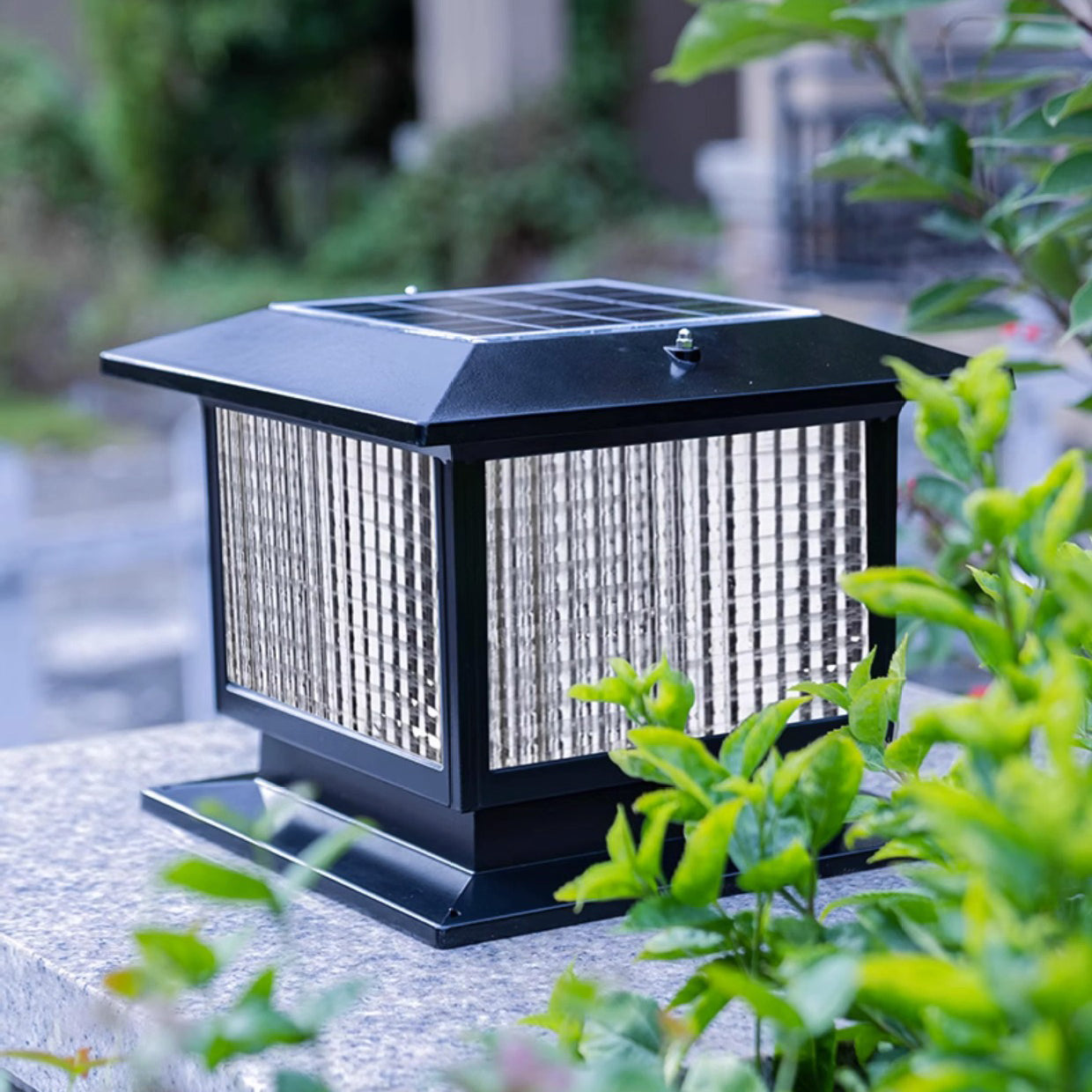 Moderner minimalistischer solarbetriebener wasserdichter rechteckiger Diamantstreifen-Glas-Schirm Aluminiumrahmen LED-Pfostenkopflicht für den Garten | Brehn