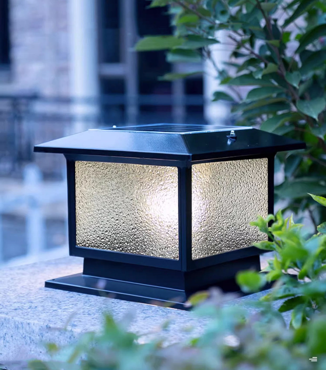 Moderner minimalistischer solarbetriebener wasserdichter rechteckiger Diamantstreifen-Glas-Schirm Aluminiumrahmen LED-Pfostenkopflicht für den Garten | Brehn