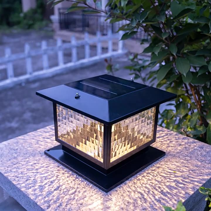 Moderner minimalistischer solarbetriebener wasserdichter rechteckiger Diamantstreifen-Glas-Schirm Aluminiumrahmen LED-Pfostenkopflicht für den Garten | Brehn
