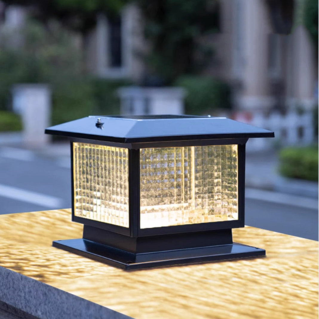 Moderner minimalistischer solarbetriebener wasserdichter rechteckiger Diamantstreifen-Glas-Schirm Aluminiumrahmen LED-Pfostenkopflicht für den Garten | Brehn