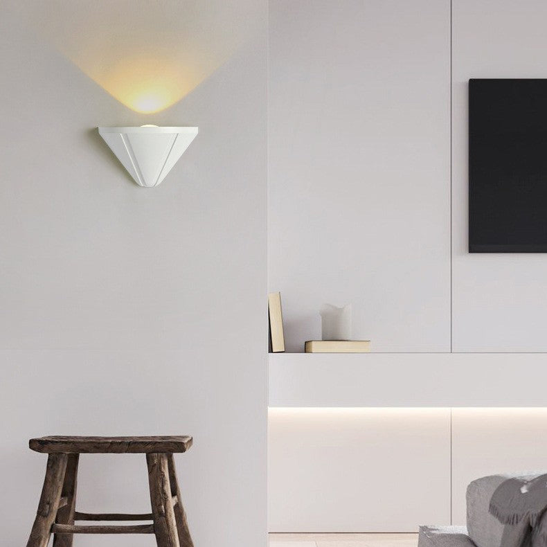 Moderner minimalistischer wasserdichter dreieckiger Halbring-Druckguss-Aluminium-PC-LED-Wandlicht für Außenpatio | Brehn