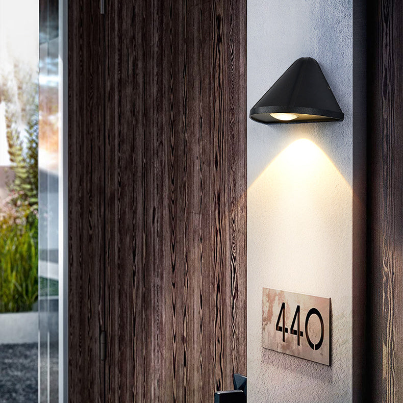 Moderner minimalistischer wasserdichter dreieckiger Halbring-Druckguss-Aluminium-PC-LED-Wandlicht für Außenpatio | Brehn