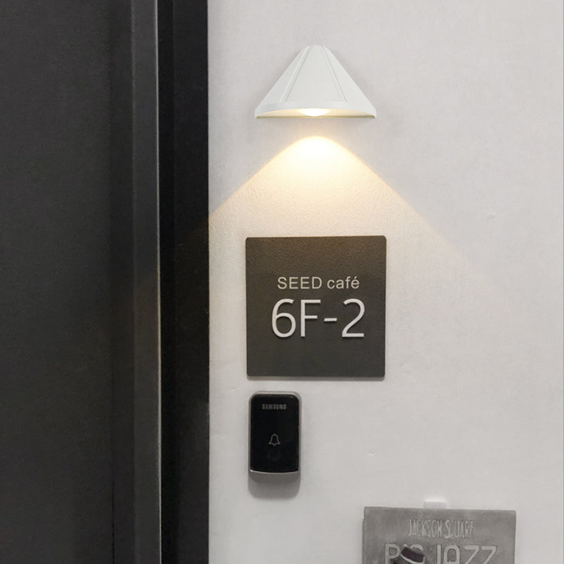 Moderner minimalistischer wasserdichter dreieckiger Halbring-Druckguss-Aluminium-PC-LED-Wandlicht für Außenpatio | Brehn