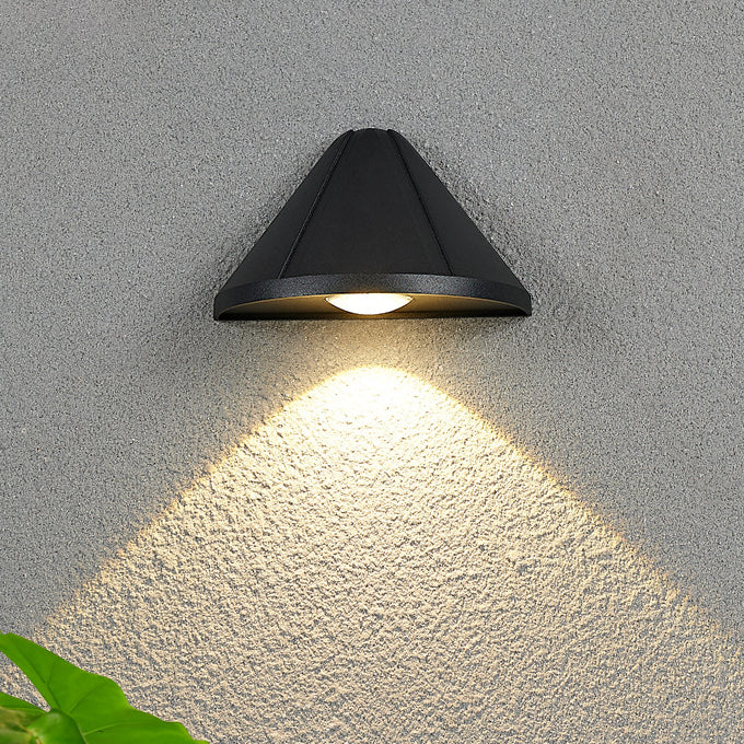Moderner minimalistischer wasserdichter dreieckiger Halbring-Druckguss-Aluminium-PC-LED-Wandlicht für Außenpatio | Brehn
