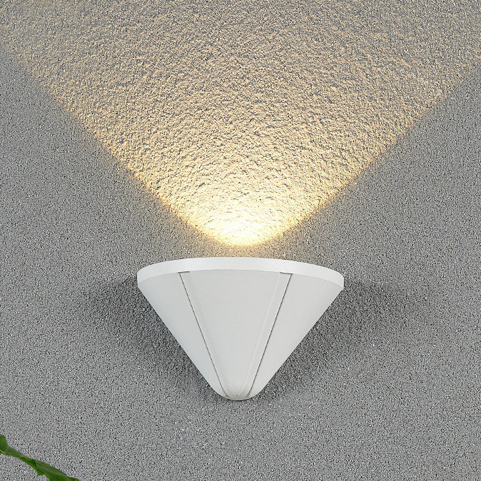 Moderner minimalistischer wasserdichter dreieckiger Halbring-Druckguss-Aluminium-PC-LED-Wandlicht für Außenpatio | Brehn