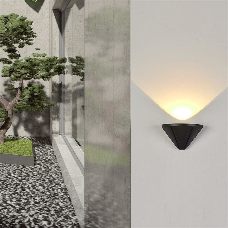 Moderner minimalistischer wasserdichter dreieckiger Halbring-Druckguss-Aluminium-PC-LED-Wandlicht für Außenpatio | Brehn