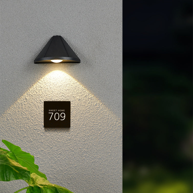 Moderner minimalistischer wasserdichter dreieckiger Halbring-Druckguss-Aluminium-PC-LED-Wandlicht für Außenpatio | Brehn
