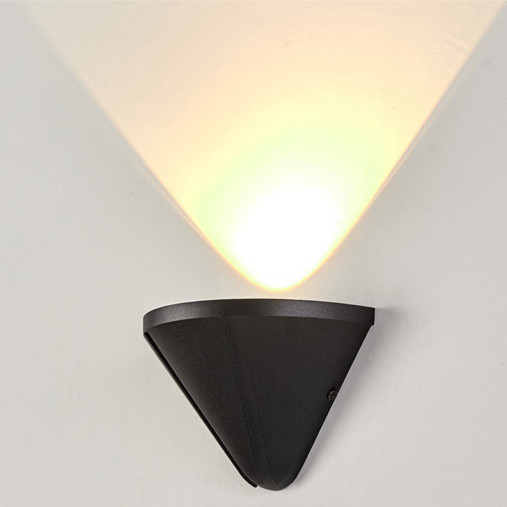 Moderner minimalistischer wasserdichter dreieckiger Halbring-Druckguss-Aluminium-PC-LED-Wandlicht für Außenpatio | Brehn