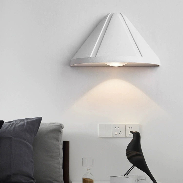 Moderner minimalistischer wasserdichter dreieckiger Halbring-Druckguss-Aluminium-PC-LED-Wandlicht für Außenpatio | Brehn
