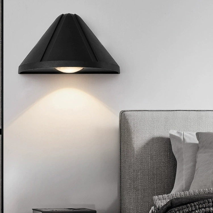 Moderner minimalistischer wasserdichter dreieckiger Halbring-Druckguss-Aluminium-PC-LED-Wandlicht für Außenpatio | Brehn