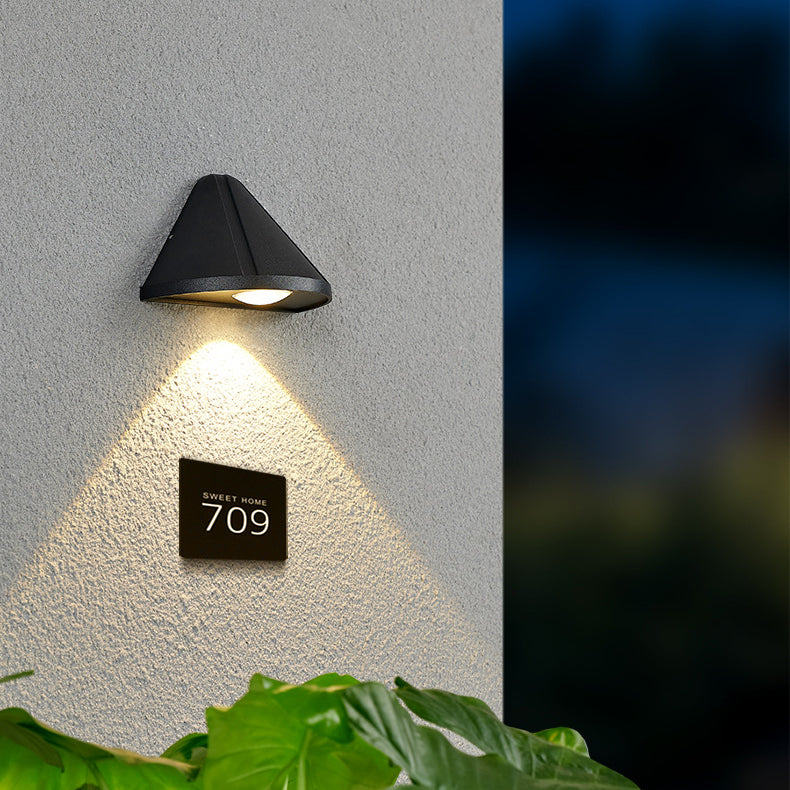 Moderner minimalistischer wasserdichter dreieckiger Halbring-Druckguss-Aluminium-PC-LED-Wandlicht für Außenpatio | Brehn