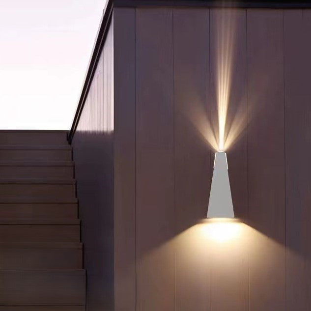 Moderne Minimalistische Wasserfeste Trapezförmige Aluminium Druckguss LED Außenwandleuchte für den Außenbereich | Brehn