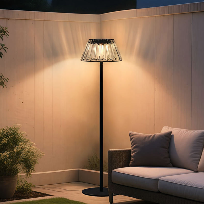 Zeitgenössische industrielle wasserdichte Solar-USB-Eisen-Glas-Außen-LED-Stehlampe für den Garten | Brehn