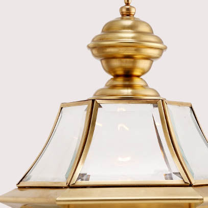 Moderne, luxuriöse, sechseckige Glockenleuchte aus Messing mit runder Glasfront und einer Lichtquelle für den Außenbereich