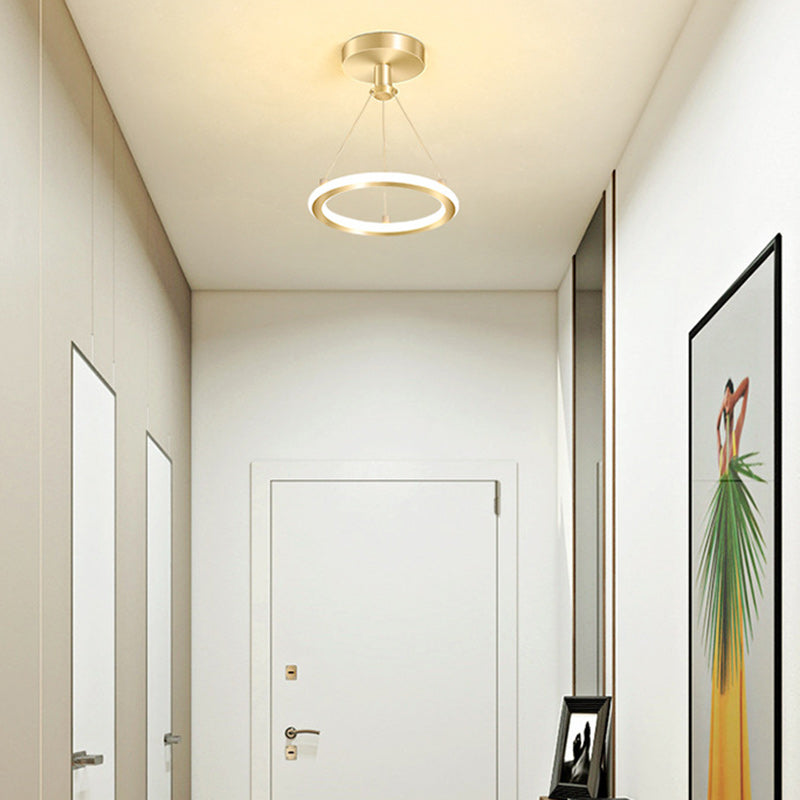Moderne skandinavische runde LED-Deckenleuchte aus Metall und Siliziumdioxid zur halben Deckenmontage für Flure
