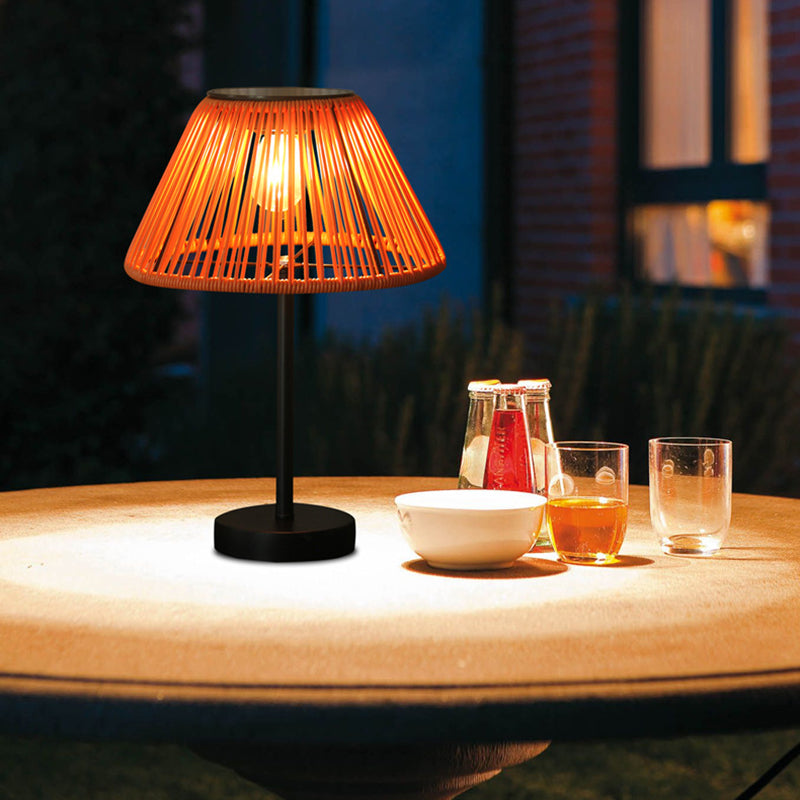Traditionelle Bauernhaus Wasserfeste Solar Aufladbare Webgummi Rattan Eisen Kegelförmige LED Außen Tischlampe Für Garten | Brehn