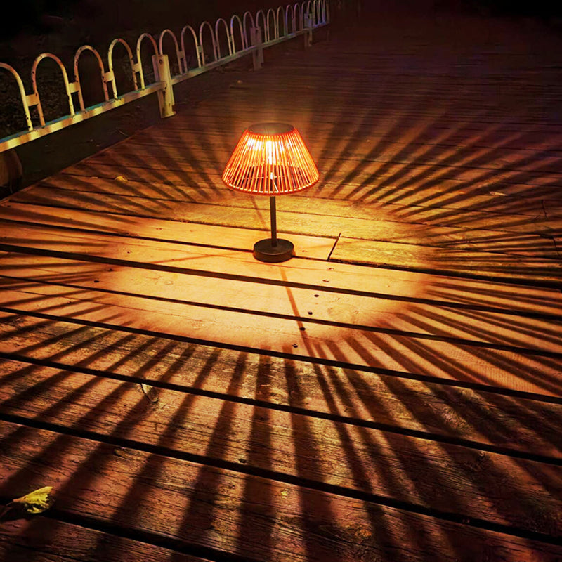 Traditionelle Bauernhaus Wasserfeste Solar Aufladbare Webgummi Rattan Eisen Kegelförmige LED Außen Tischlampe Für Garten | Brehn