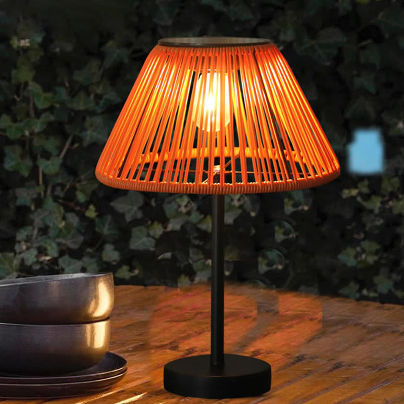 Traditionelle Bauernhaus Wasserfeste Solar Aufladbare Webgummi Rattan Eisen Kegelförmige LED Außen Tischlampe Für Garten | Brehn