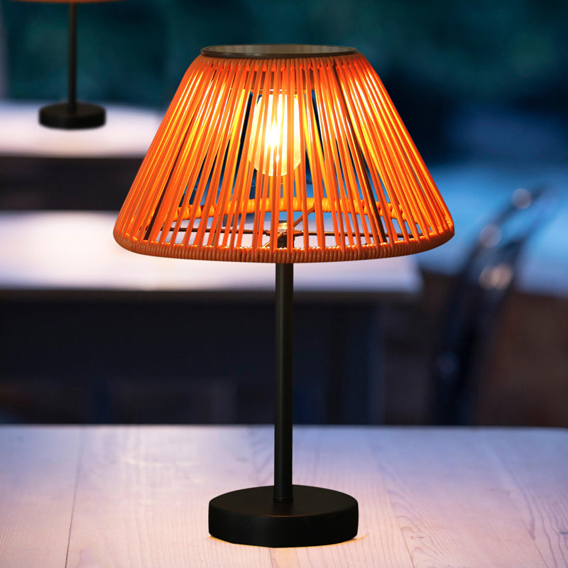 Traditionelle Bauernhaus Wasserfeste Solar Aufladbare Webgummi Rattan Eisen Kegelförmige LED Außen Tischlampe Für Garten | Brehn