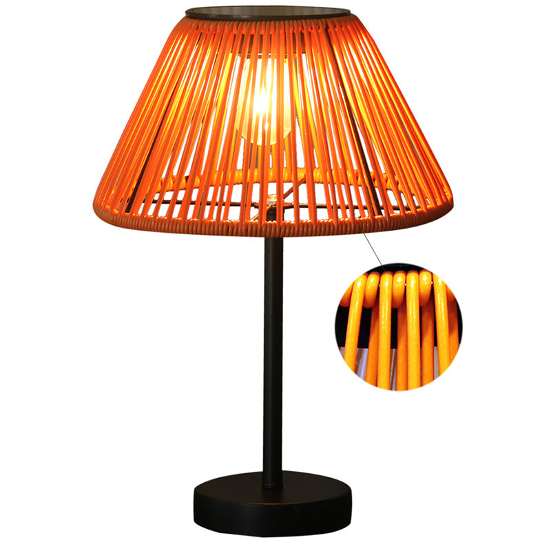 Traditionelle Bauernhaus Wasserfeste Solar Aufladbare Webgummi Rattan Eisen Kegelförmige LED Außen Tischlampe Für Garten | Brehn