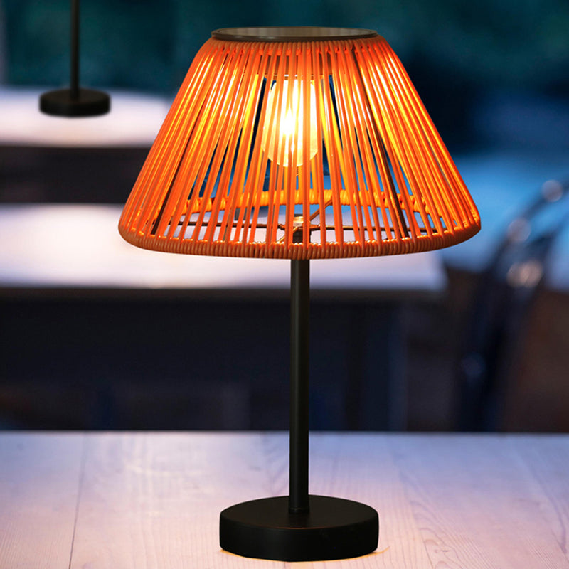 Traditionelle Bauernhaus Wasserfeste Solar Aufladbare Webgummi Rattan Eisen Kegelförmige LED Außen Tischlampe Für Garten | Brehn