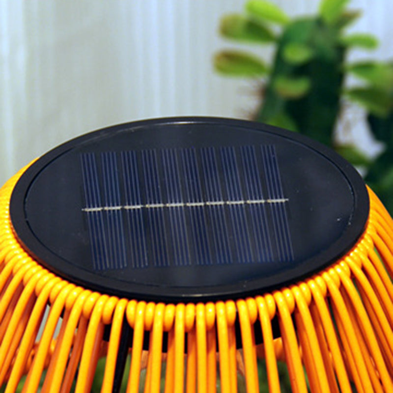 Traditionelle Bauernhaus Wasserfeste Solar Aufladbare Webgummi Rattan Eisen Kegelförmige LED Außen Tischlampe Für Garten | Brehn