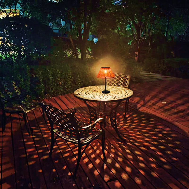 Traditionelle Bauernhaus Wasserfeste Solar Aufladbare Webgummi Rattan Eisen Kegelförmige LED Außen Tischlampe Für Garten | Brehn