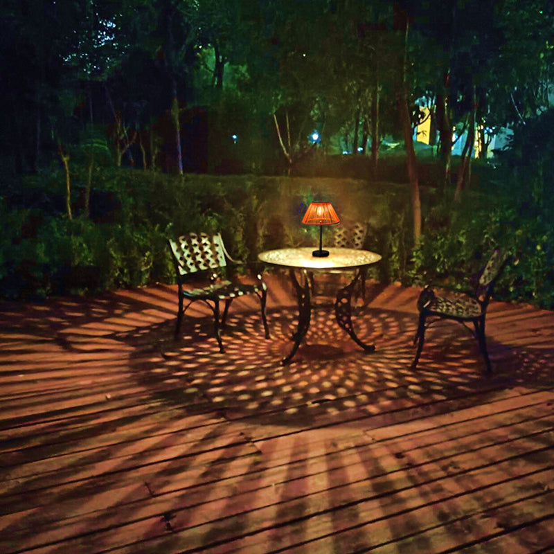 Traditionelle Bauernhaus Wasserfeste Solar Aufladbare Webgummi Rattan Eisen Kegelförmige LED Außen Tischlampe Für Garten | Brehn