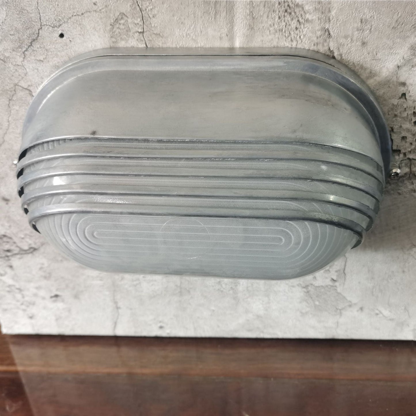 Zeitgenössische Industrie wasserdicht Aluminium Glas satiniert oval gestreift 1-Licht Wand Sconce Lampe für Außenpatio | Brehn