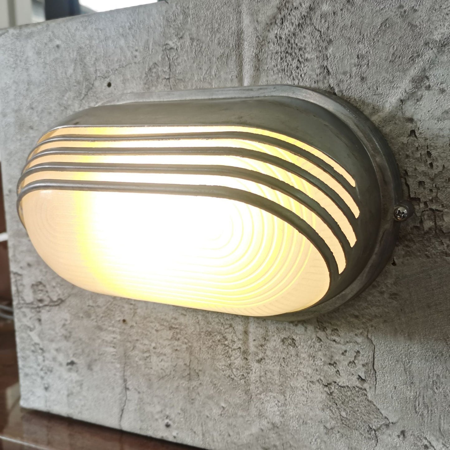 Zeitgenössische Industrie wasserdicht Aluminium Glas satiniert oval gestreift 1-Licht Wand Sconce Lampe für Außenpatio | Brehn