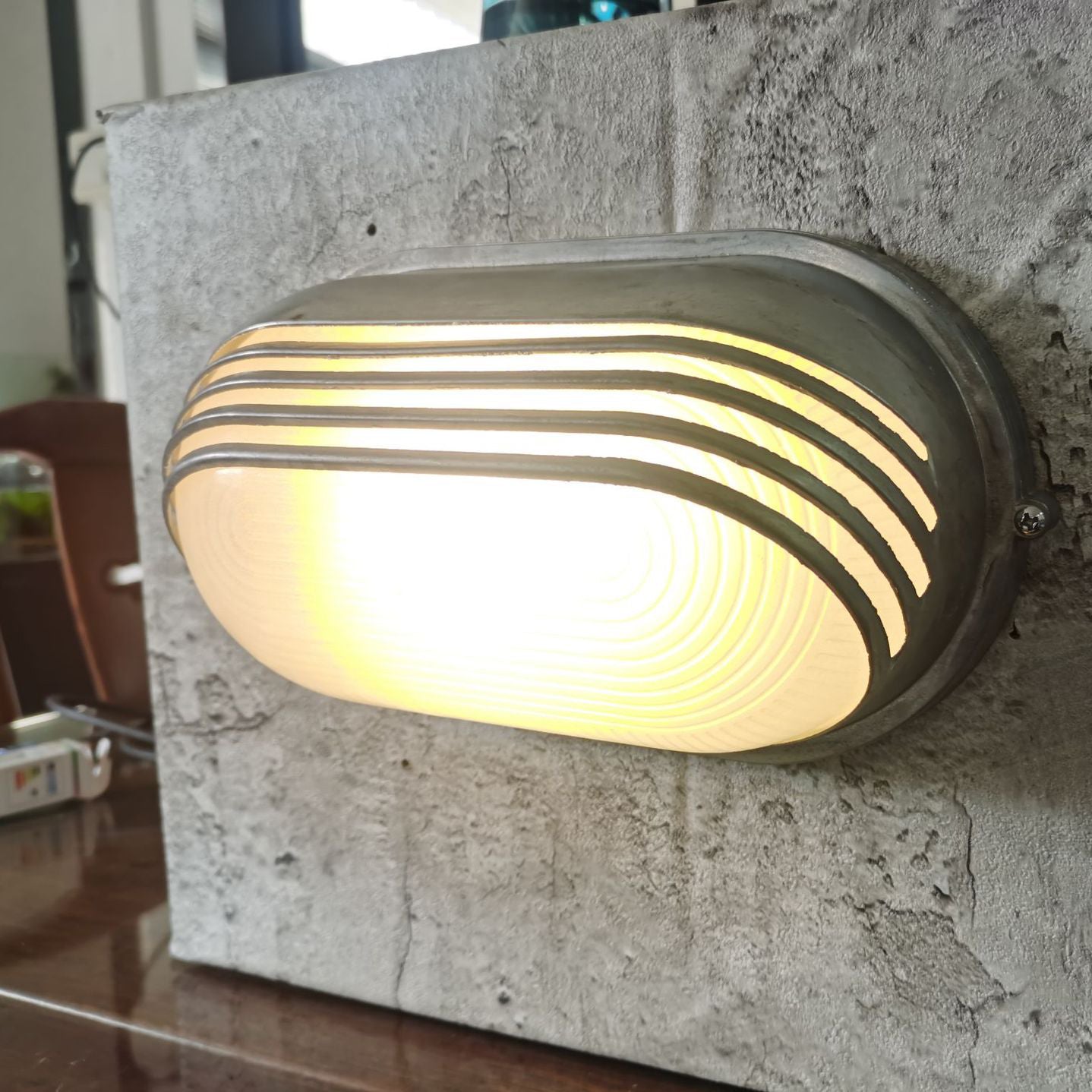 Zeitgenössische Industrie wasserdicht Aluminium Glas satiniert oval gestreift 1-Licht Wand Sconce Lampe für Außenpatio | Brehn