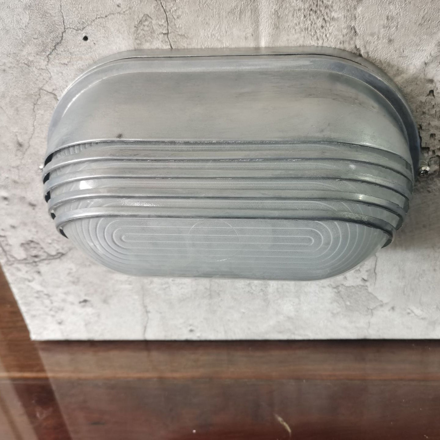 Zeitgenössische Industrie wasserdicht Aluminium Glas satiniert oval gestreift 1-Licht Wand Sconce Lampe für Außenpatio | Brehn