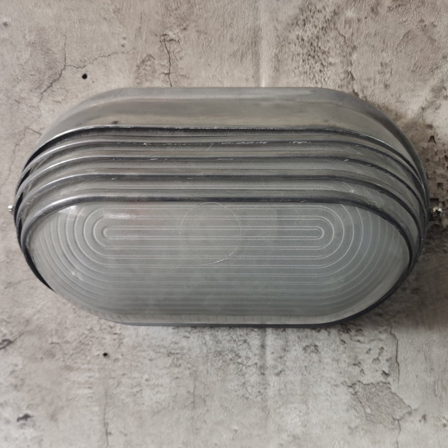 Zeitgenössische Industrie wasserdicht Aluminium Glas satiniert oval gestreift 1-Licht Wand Sconce Lampe für Außenpatio | Brehn