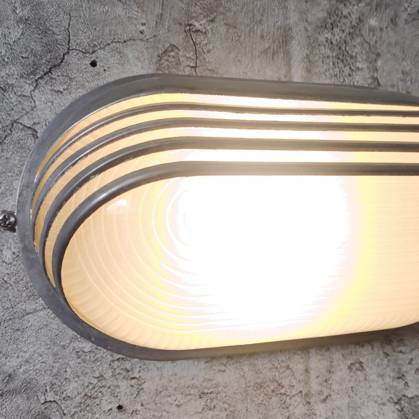 Zeitgenössische Industrie wasserdicht Aluminium Glas satiniert oval gestreift 1-Licht Wand Sconce Lampe für Außenpatio | Brehn