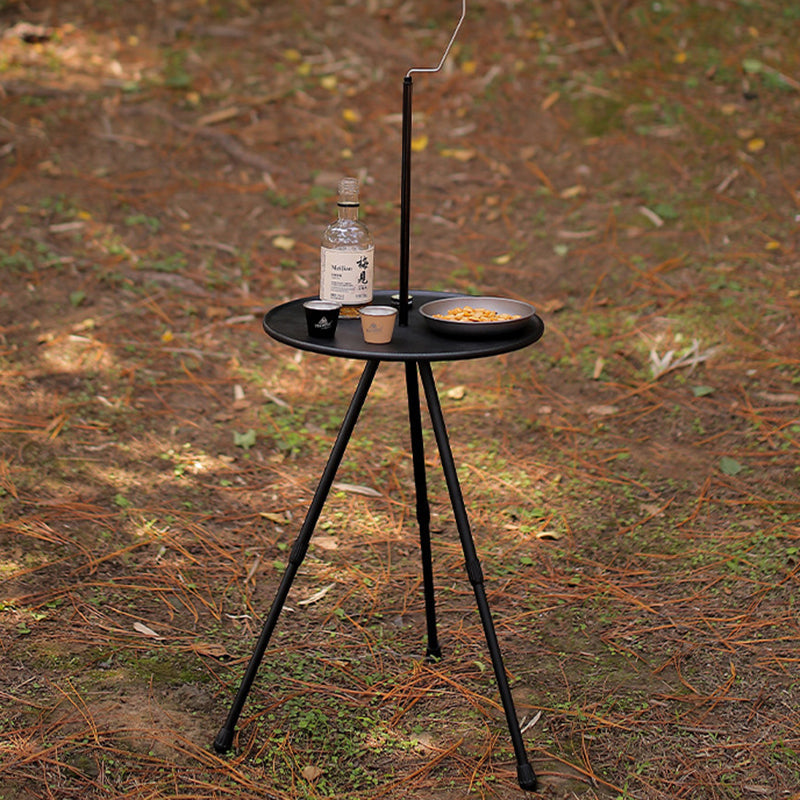 Runder, faltbarer Outdoor-Couchtisch aus Aluminiumlegierung und ABS mit einer Ablagefläche und Lampenhalterung für den Außenbereich