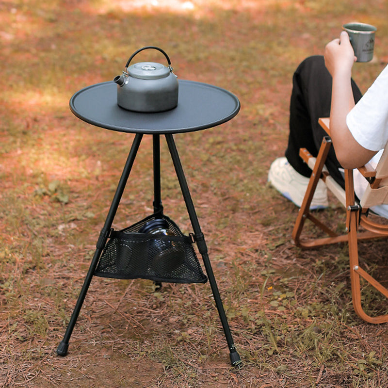 Runder, faltbarer Outdoor-Couchtisch aus Aluminiumlegierung und ABS mit einer Ablagefläche und Lampenhalterung für den Außenbereich