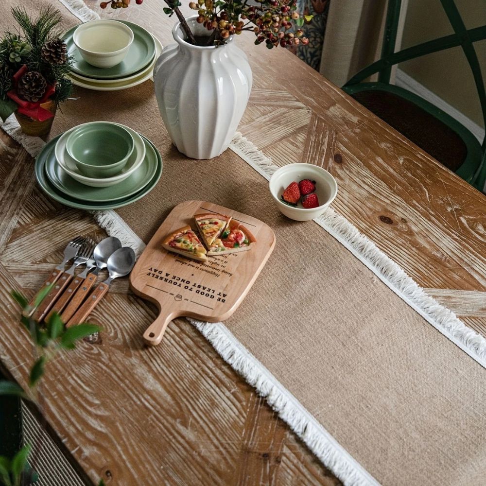 Tischläufer im Boho-Stil mit Jute-Charme