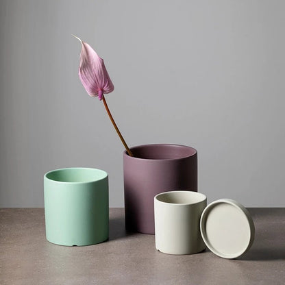 Eleganter Blumentopf aus Keramik mit Untertasse