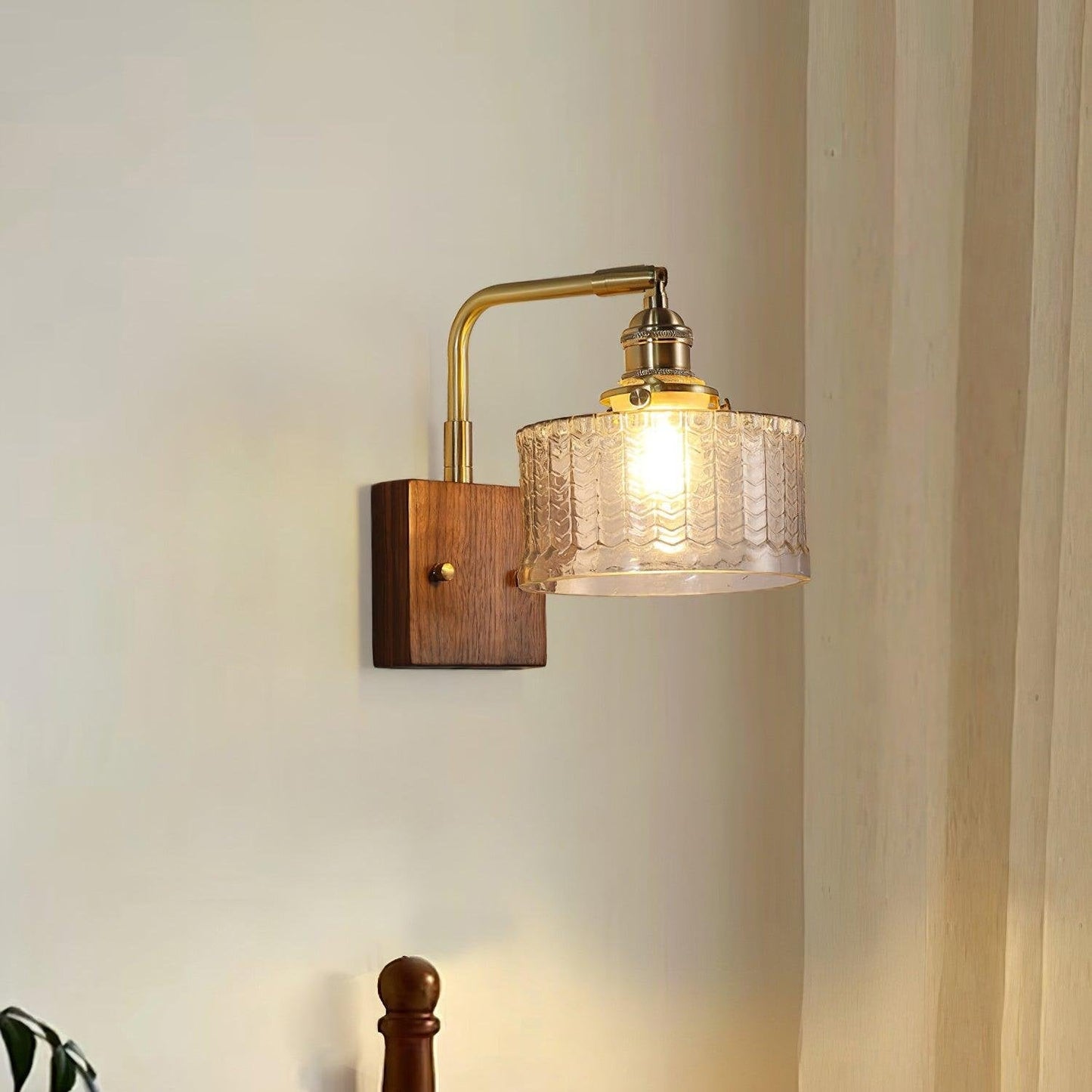 Rustikale grüne Glaswandlampe mit Holzfuß | Brehn