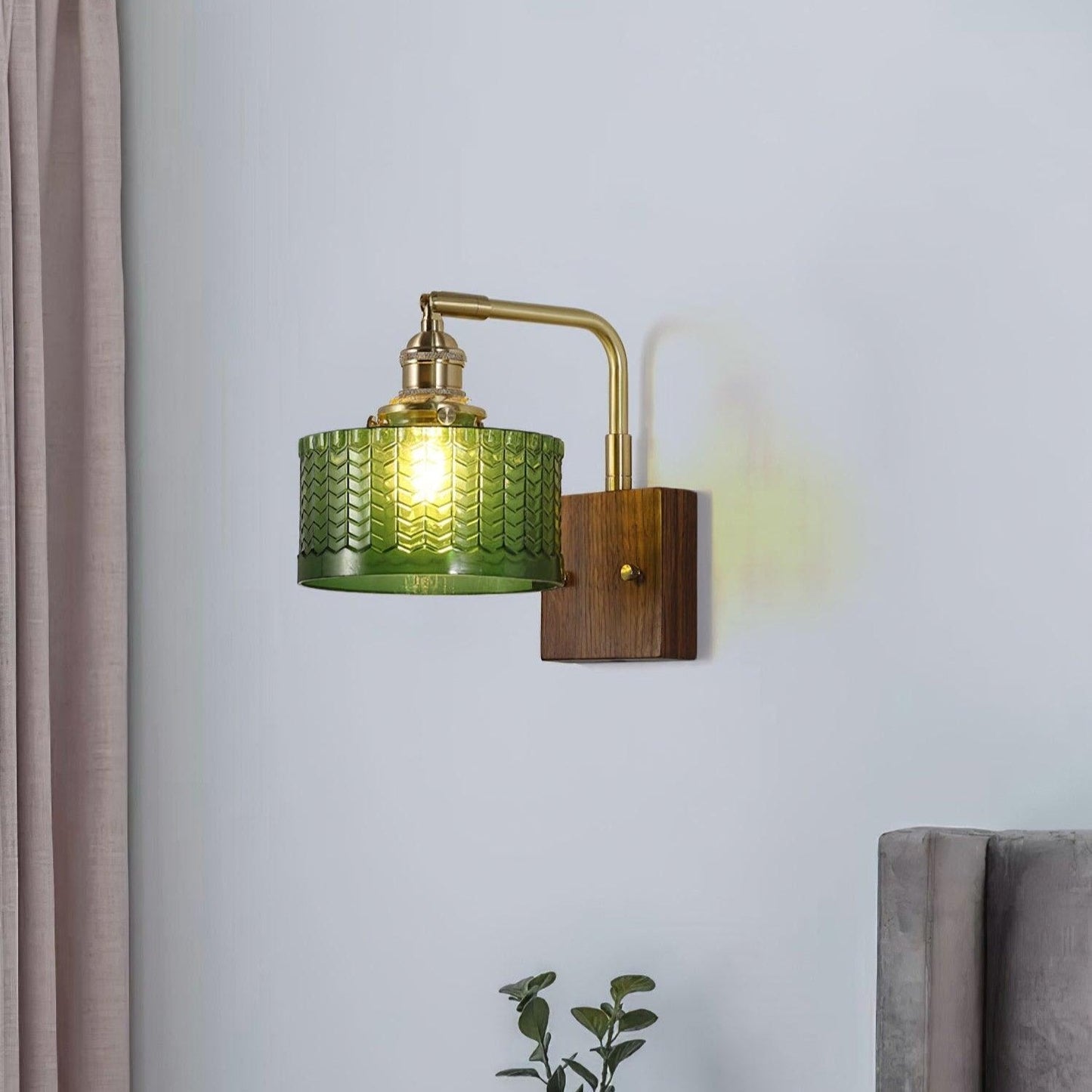 Rustikale grüne Glaswandlampe mit Holzfuß | Brehn