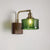 Rustikale grüne Glaswandlampe mit Holzfuß | Brehn
