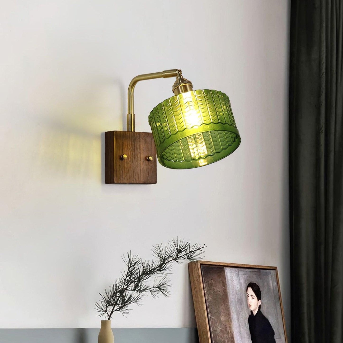 Rustikale grüne Glaswandlampe mit Holzfuß | Brehn