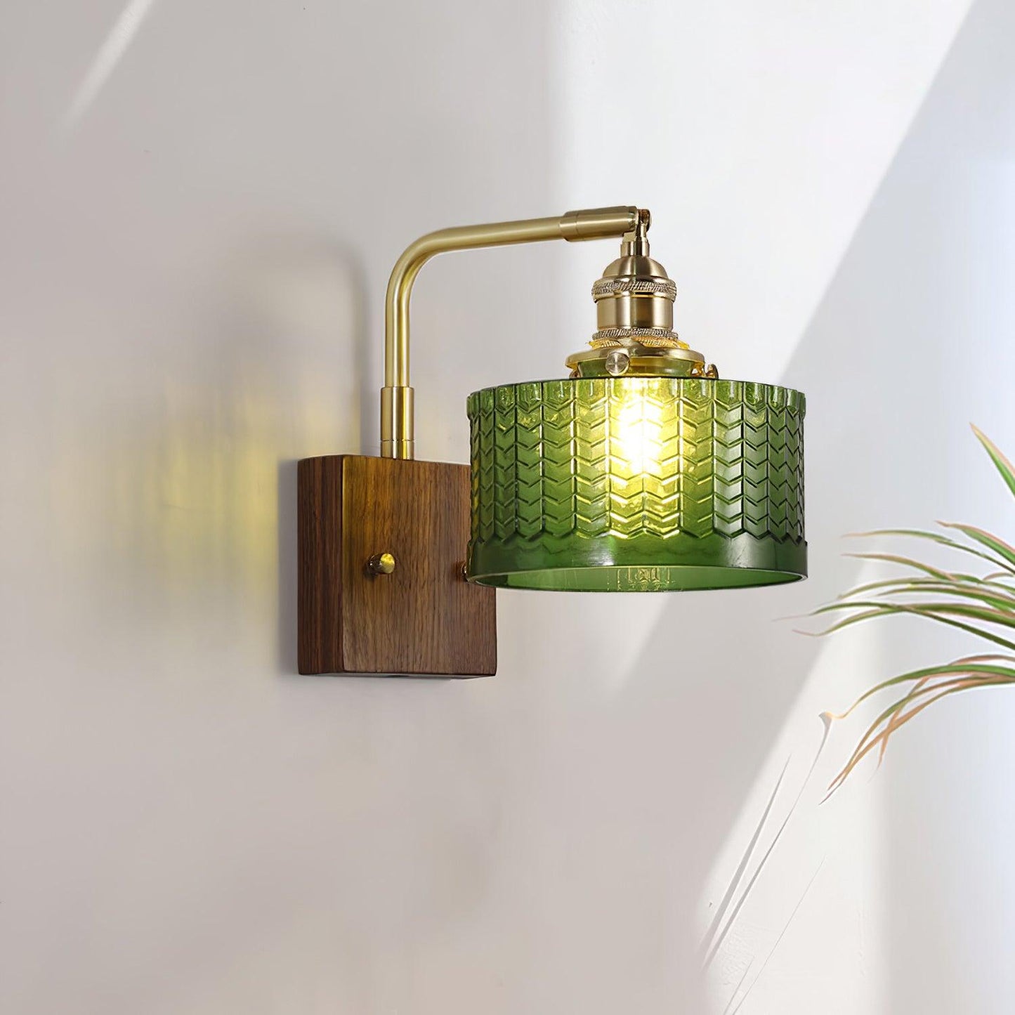 Rustikale grüne Glaswandlampe mit Holzfuß | Brehn