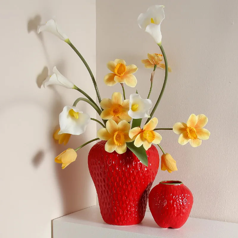 Keramikvase im Erdbeer-Design, Dekorative Blumenvase für Wohnzimmer und Küche | Brehn